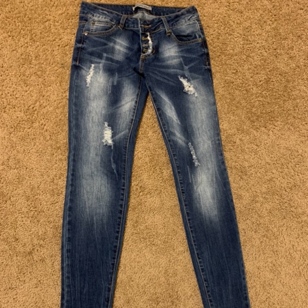Women’s Skinny Jeans with Fringed Ends